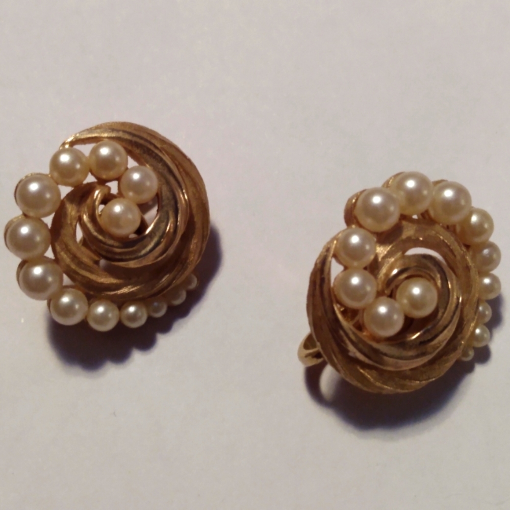 Trifari earrings clip on pearl
